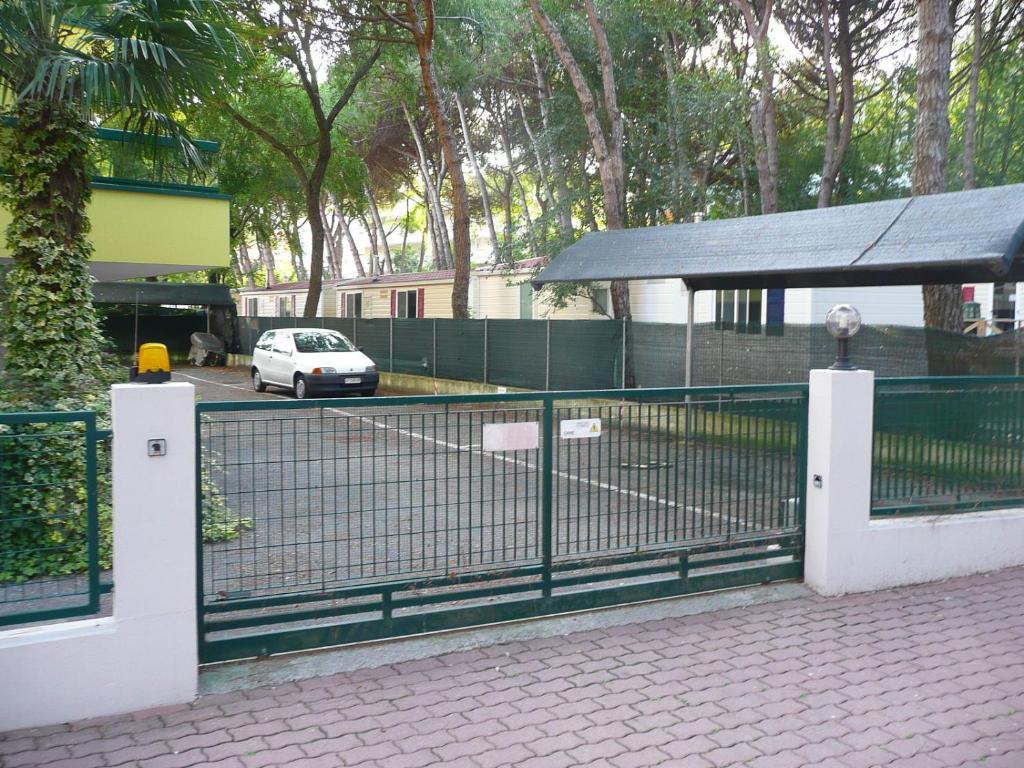 Residence Pineta - Agenzia Cocal Каорле Екстер'єр фото